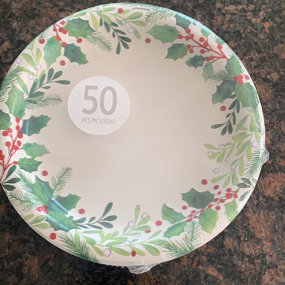 50pc 8.5in holiday plates w/3 16pc joy to the world beverage napkins - Picture 4 of 4